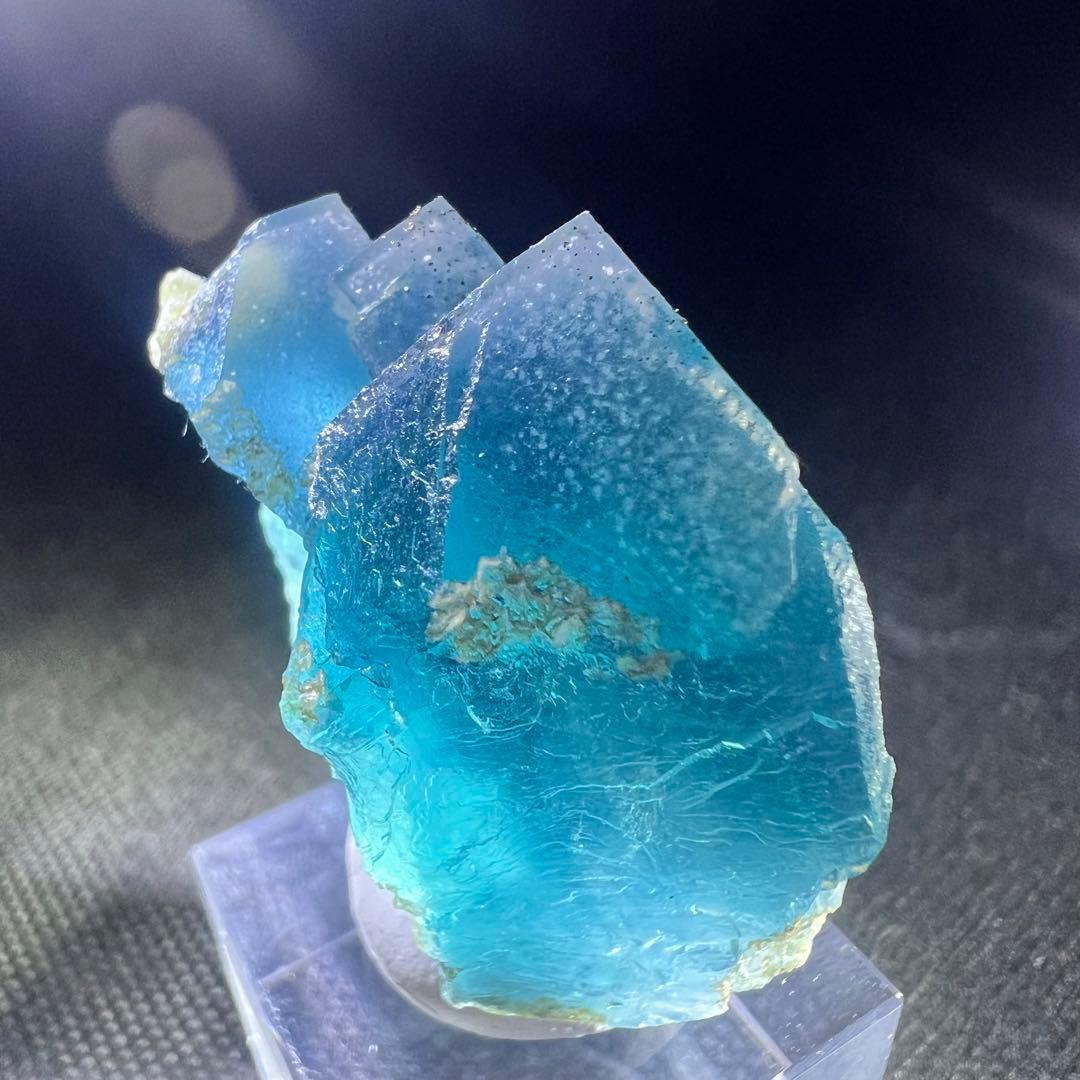 ヤオガンシャン　山脈の様な景色　パイライト共生「アジュールブルー」フローライト