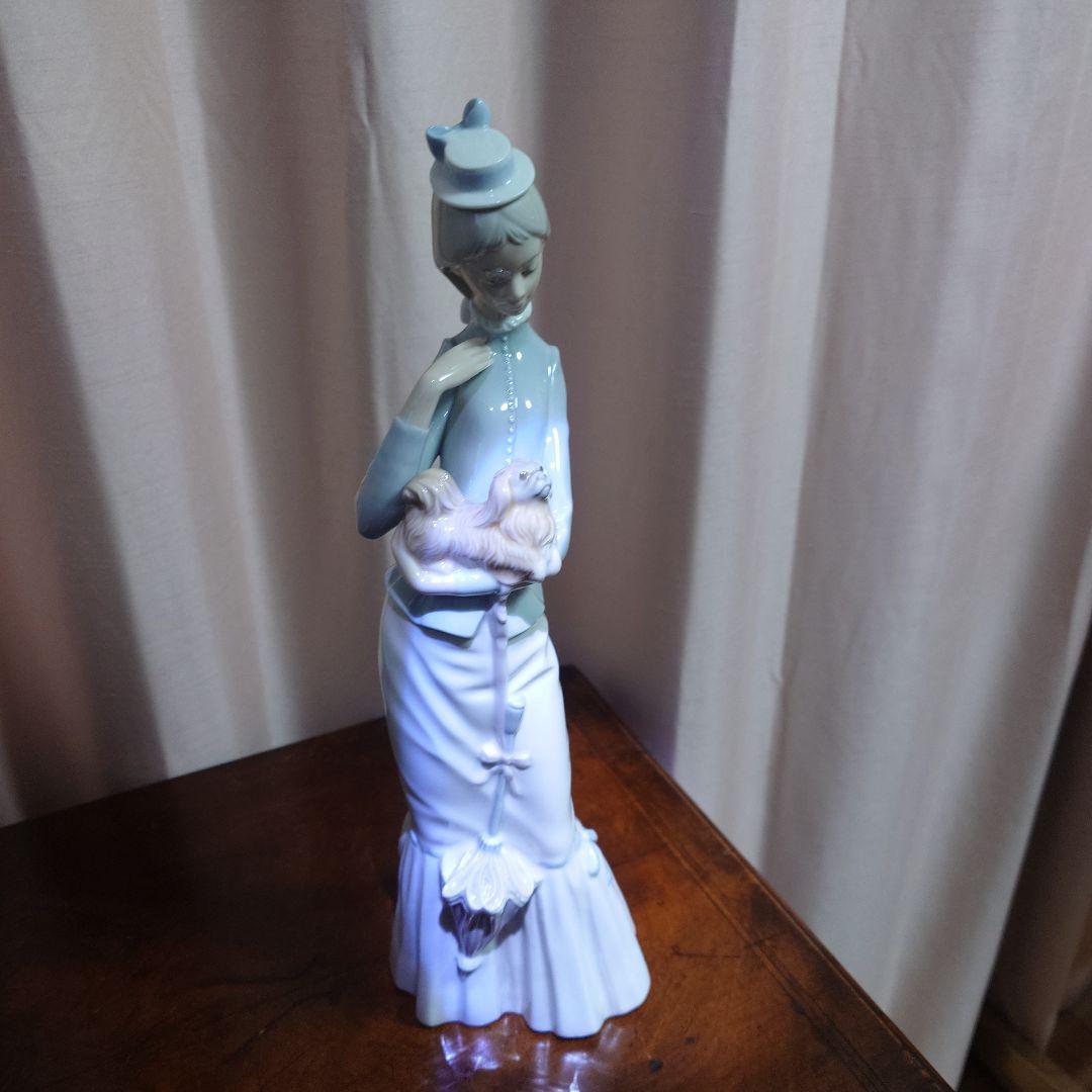 リヤドロ　青と白の陶器製女性像 子犬付き