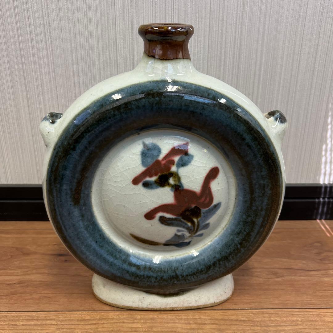 花模様の持ち手付き陶器