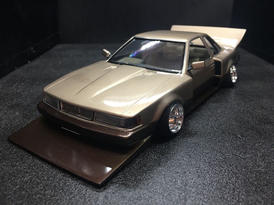 旧車プラモデル完成品1／２４　10ソアラアオシマ