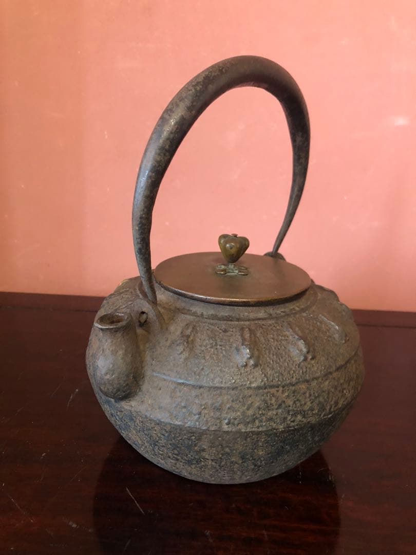 蔵にあった晴寿堂の兎地紋時代鉄瓶