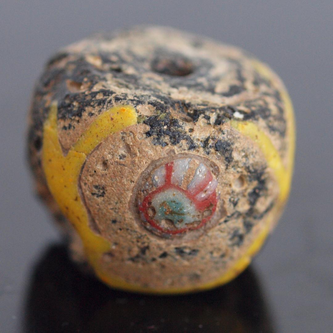 堅固で大きな胎に交差する黄とアイのモチーフを施した、典型的なバイキング・ビーズ