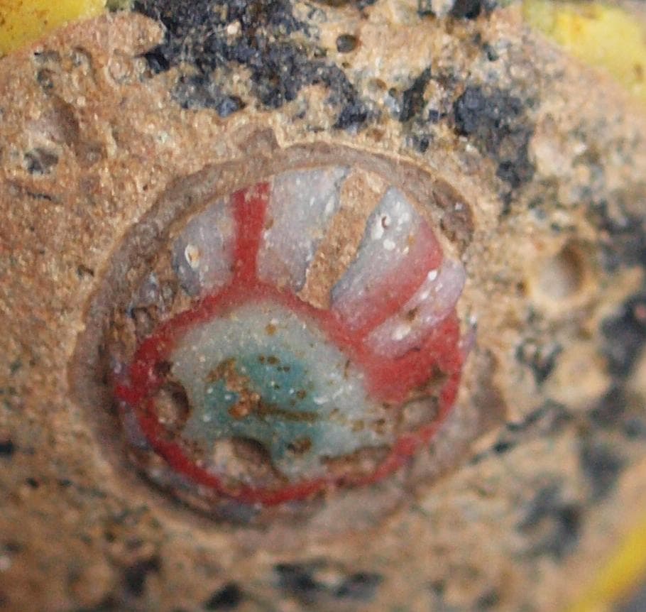 堅固で大きな胎に交差する黄とアイのモチーフを施した、典型的なバイキング・ビーズ