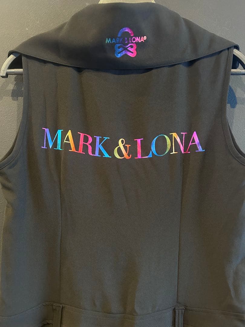 MARK&LONA プリーツ切替衿付きノースリーブワンピース ブラック