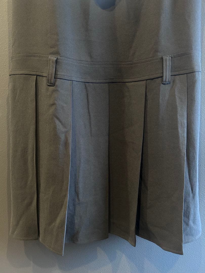 MARK&LONA プリーツ切替衿付きノースリーブワンピース ブラック