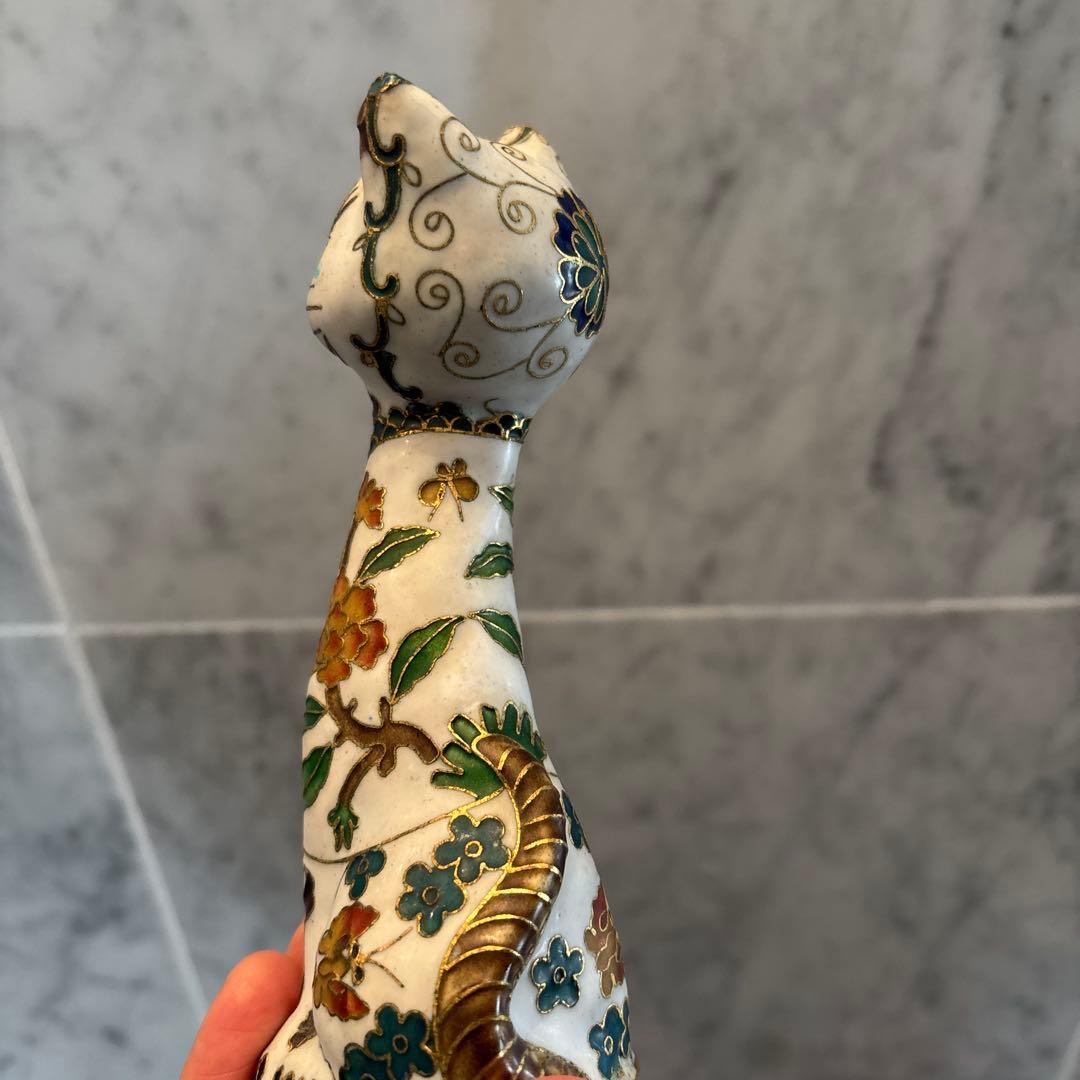 アンティーク　入れ墨のように体に描かれたお花や金彩が芸術的な猫ちゃんの陶器