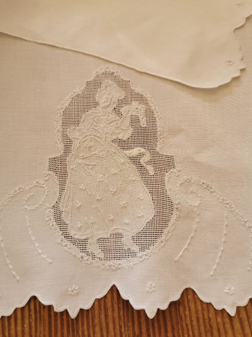 アンティーク アペンツェルレース刺繍 ブーケと少女 小花ガーランド リネンクロス