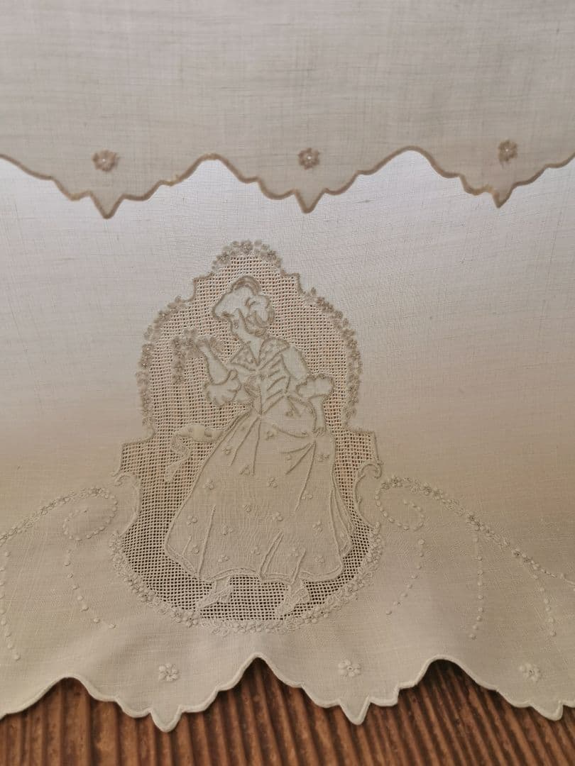 アンティーク アペンツェルレース刺繍 ブーケと少女 小花ガーランド リネンクロス