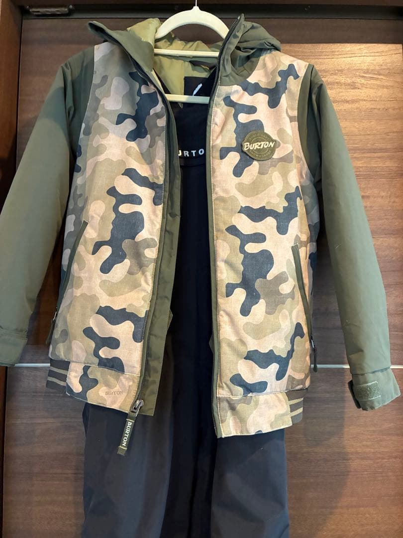 美品！Burton 迷彩柄 ジャケットと黒色ビブパンツセット