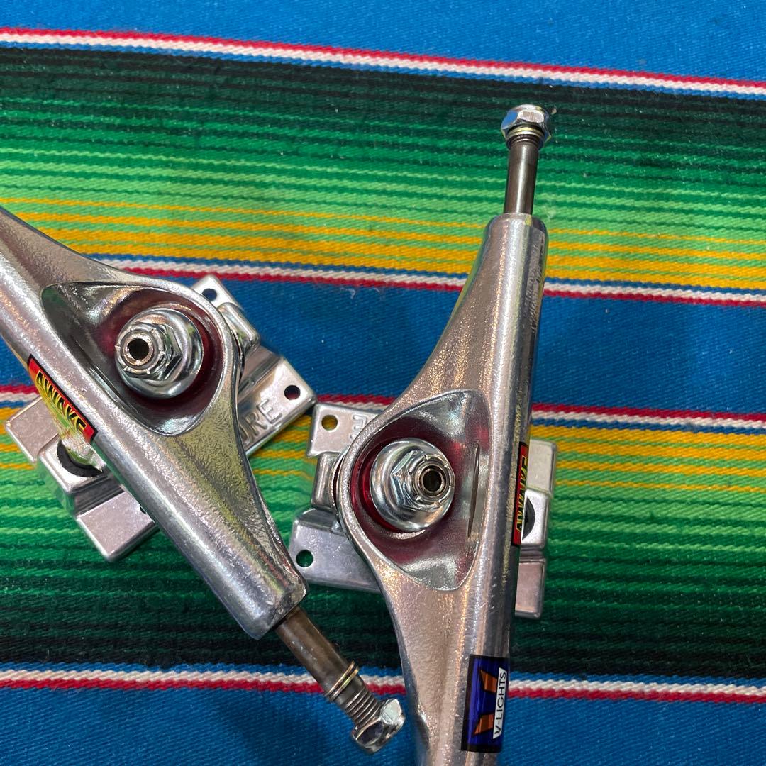 Venture V-Lights スケートボードトラック　5.6