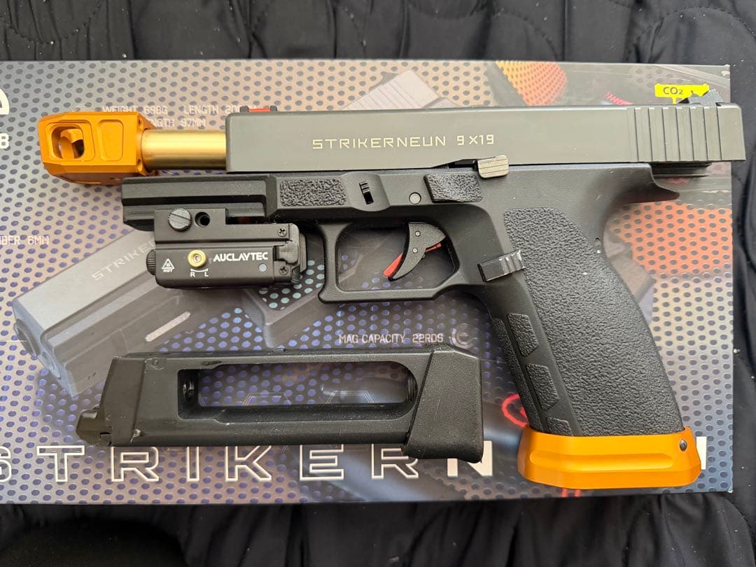 ①Carbon8 STRIKERNEUN 9x19 co2トイガン＊AI出品です